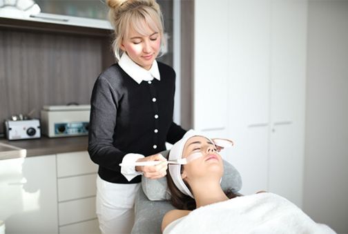 Professionelle Gesichtsbehandung durch Kosmetikerin in Dresden